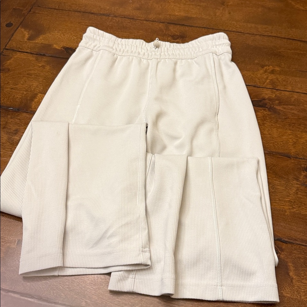 Lulu size 6 cream ribbed scuba wide leg